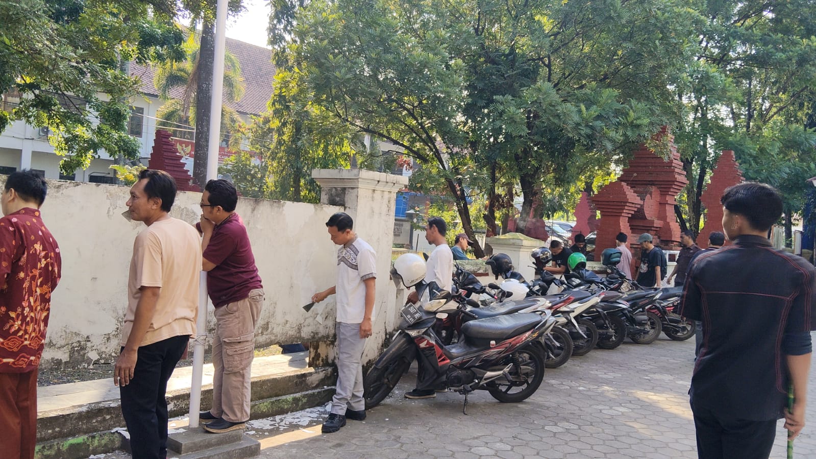 Kerja Bakti Pegawai Wujudkan Lingkungan Kerja yang Bersih, Nyaman, dan Sehat
